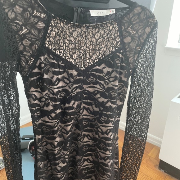 Lace dress - Picture 2 of 4